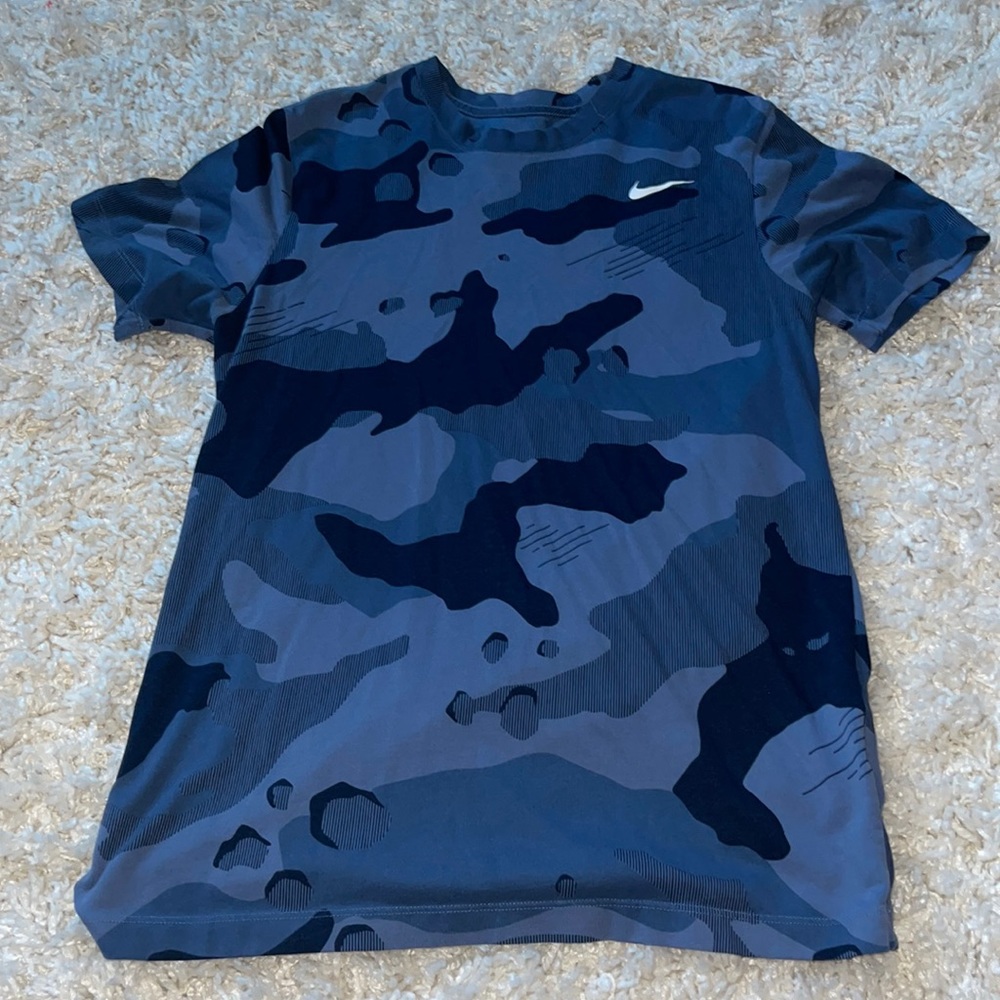 Men’s Nike blue camouflage short sleeve t-shirt, size:medium